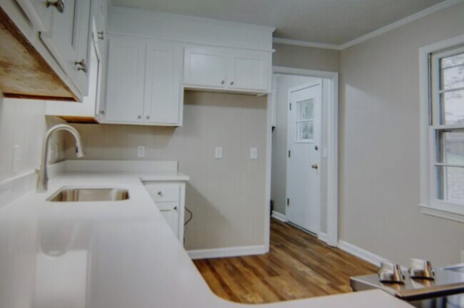 Building Photo - 2475 Drexel Dr