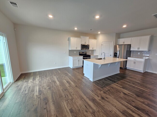 Building Photo - 942 Pineland Dr