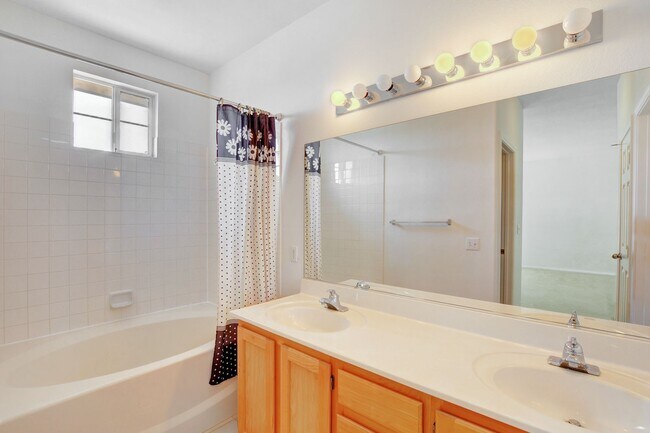 Building Photo - Beautiful 4-Bedroom Home in Gated Summerli...