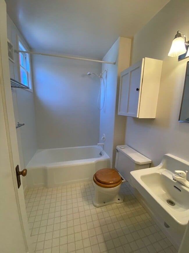 Building Photo - $2,695 / AVAILABLE NOW! 3BD Single Family Home