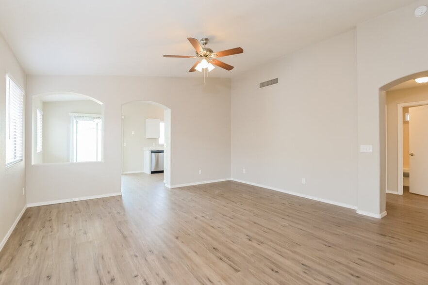 Building Photo - 9009 E Kinross Dr