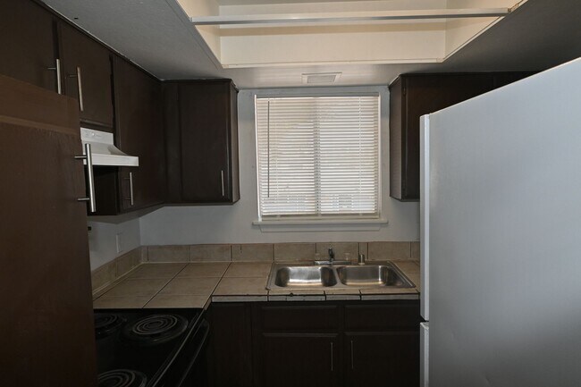 Building Photo - 2 Bedroom Apt- Downtown -  NO PETS