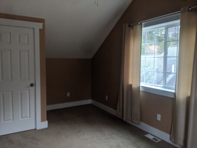 Building Photo - 64 Battle Hollow Ave