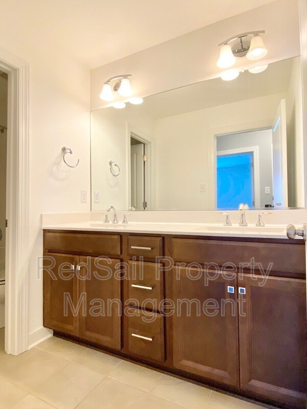 Building Photo - 4808 Village Walk