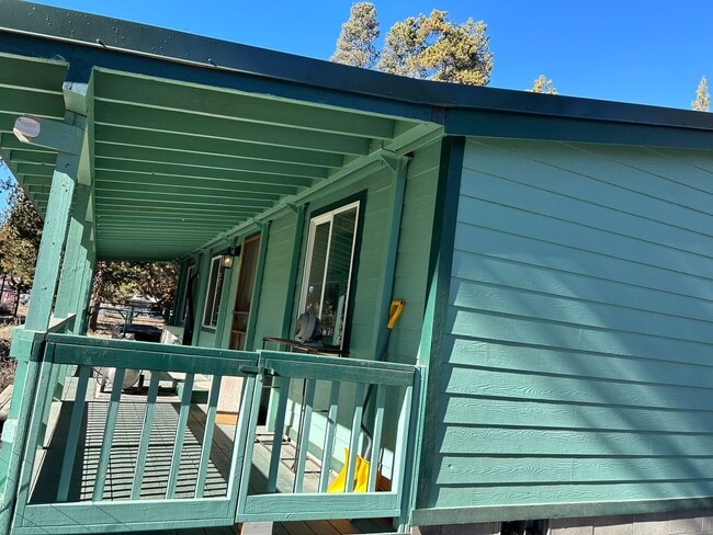 Building Photo - Cute Home Close to Everything