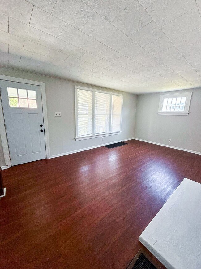 Building Photo - Move-In Ready 3 Bedroom Home w/ Fresh Pain...