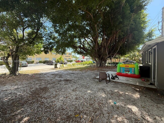 Building Photo - 1299 NE 40th Ct