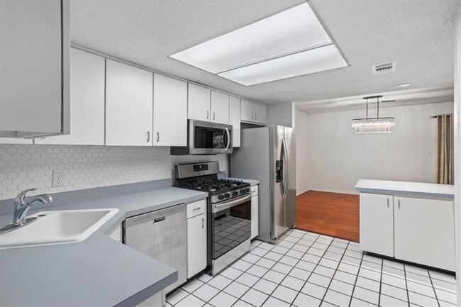 Building Photo - 2205 Surrey Ct