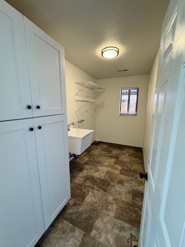 Building Photo - MOVE IN TODAY! Remodeled home with a view