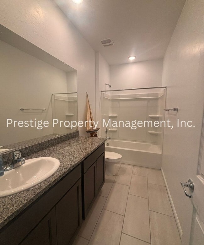 Building Photo - Beautiful 2/2 2-Story West Side Home With ...