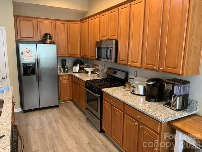 Building Photo - 6860 Lakecrest Ct