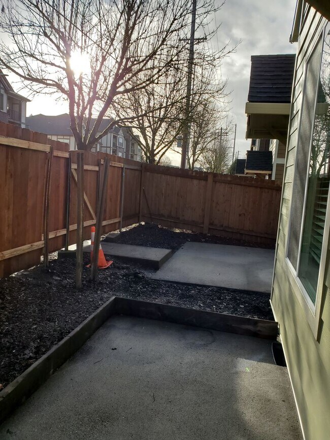 Building Photo - Great Location! 2 Bed 2 Bath Townhouse Style Condo! Open Concept! Laminate Floors Throughout Main!