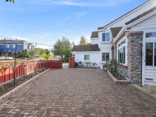 Building Photo - Luxury, comfort, and breathtaking surroundings in Stunning Clayton home!