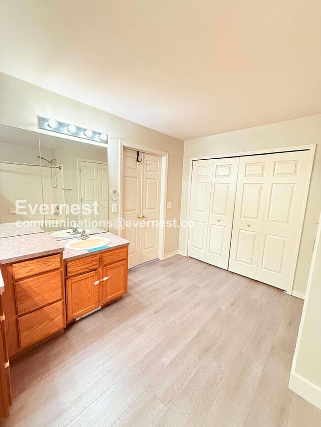 Building Photo - 1660 Brookdale Dr