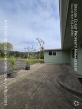Building Photo - 4 NE Williams Ave