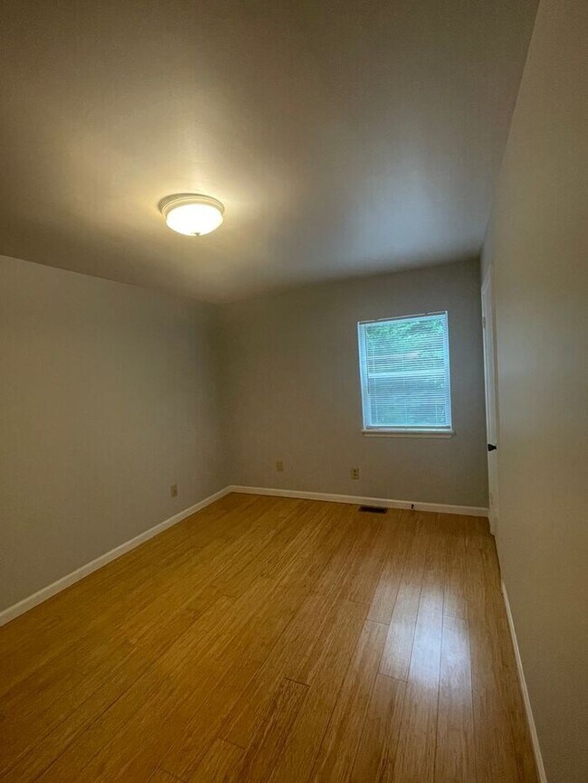 Building Photo - Modern Open Floor Plan with Expansive Great Room!