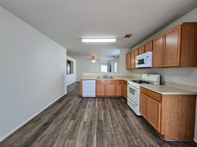 Building Photo - 6527 Fairbrook Park Ln