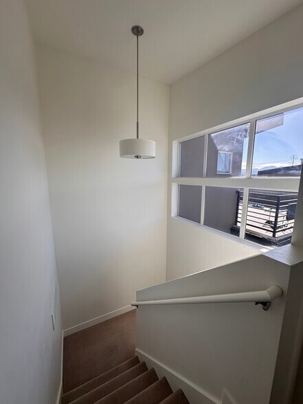 Building Photo - 1037 W Rooftop Dr