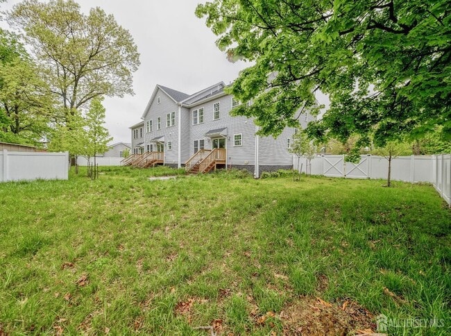 Building Photo - 8 Travers Ave