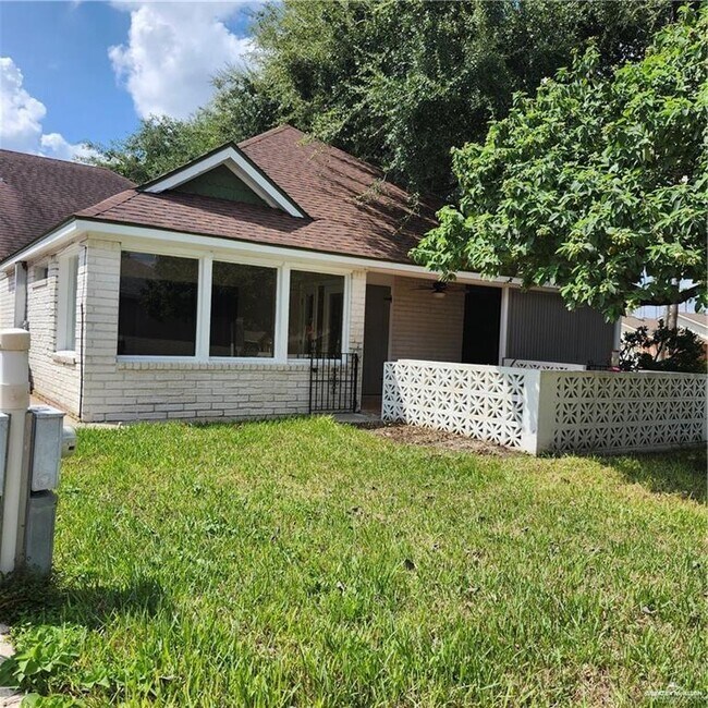 Building Photo - 22 Country Club Dr