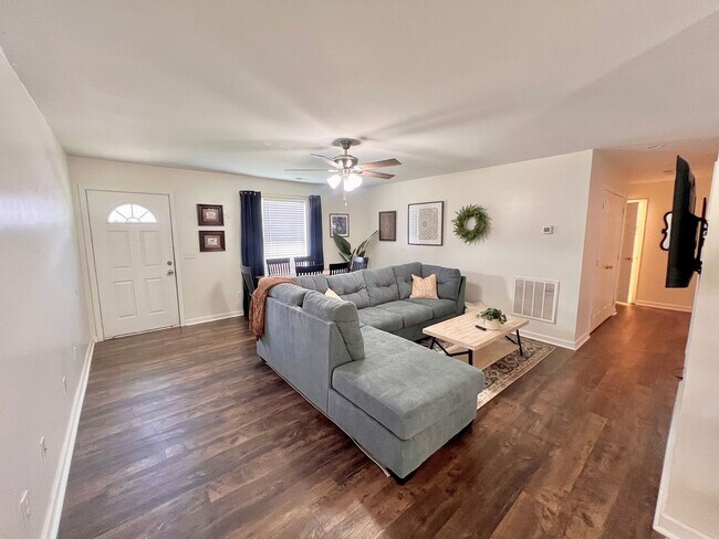 Building Photo - 707 Bagwell Ct