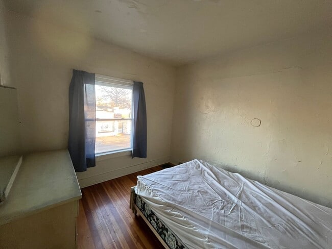 Building Photo - 103 W 1st St