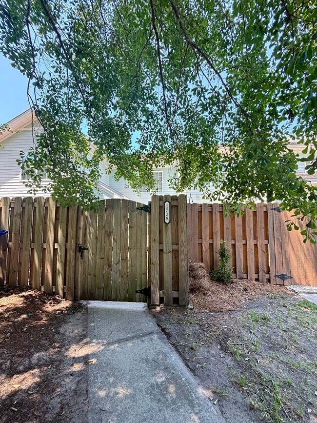 Building Photo - Beautiful 3-Bedroom, 3.5-Bath Townhome in ...