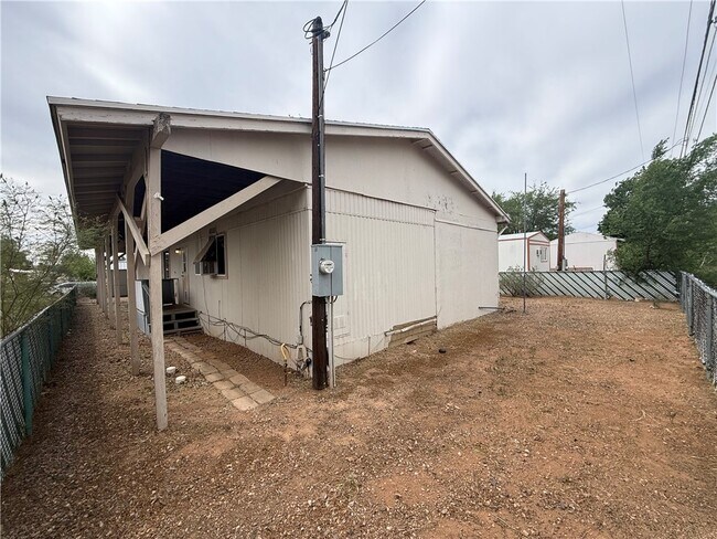 Building Photo - 2915 Thompson Ave