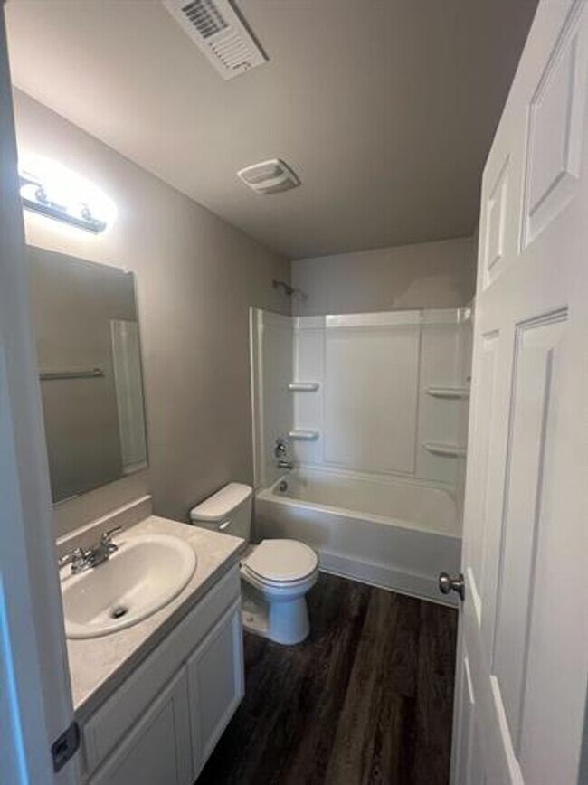 Building Photo - Modern 3-Bedroom Home with Spacious Backya...