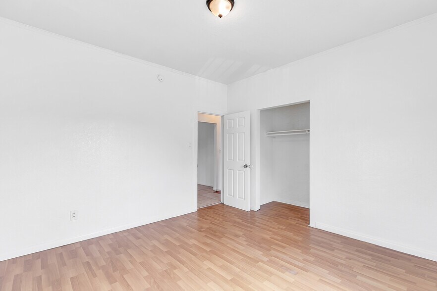 Building Photo - 321 E 84th St