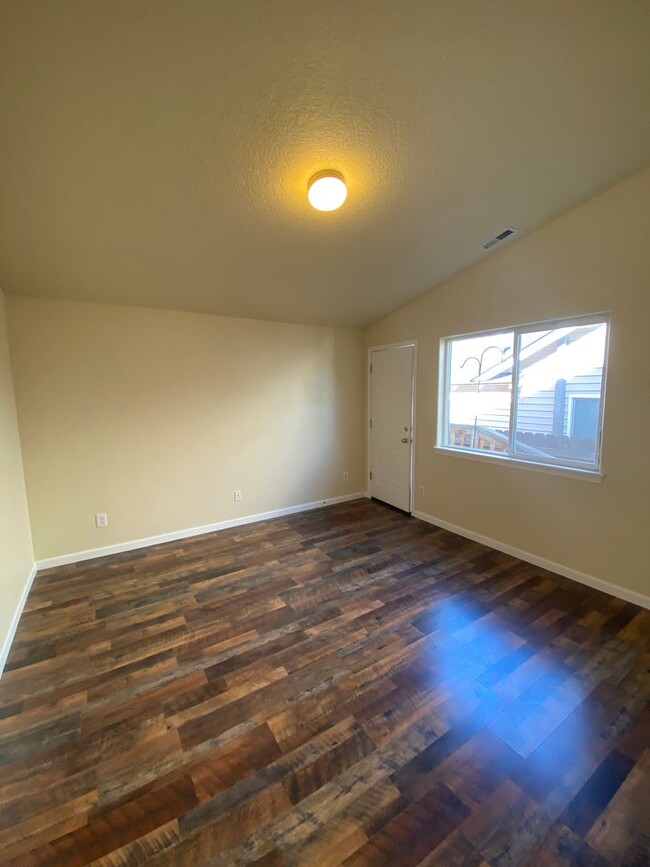 Building Photo - Single level with no carpet!  Ready to ren...