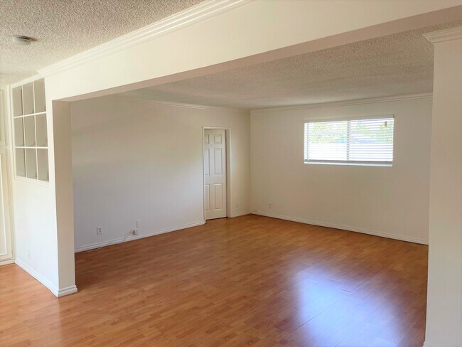 Building Photo - 4916 Hazeltine Ave