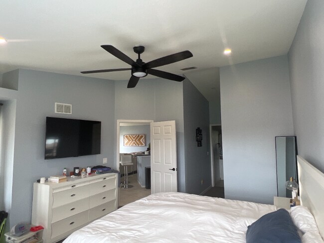 Building Photo - 20068 Lake Vista Cir N