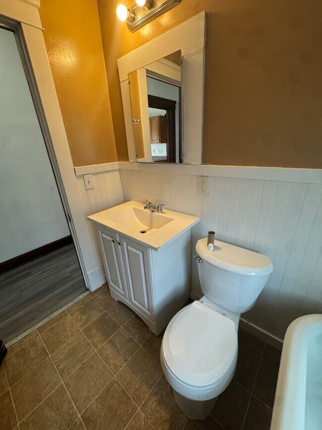 Building Photo - 2217 W 105th St