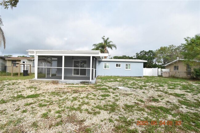 Building Photo - 417 Country Club Dr