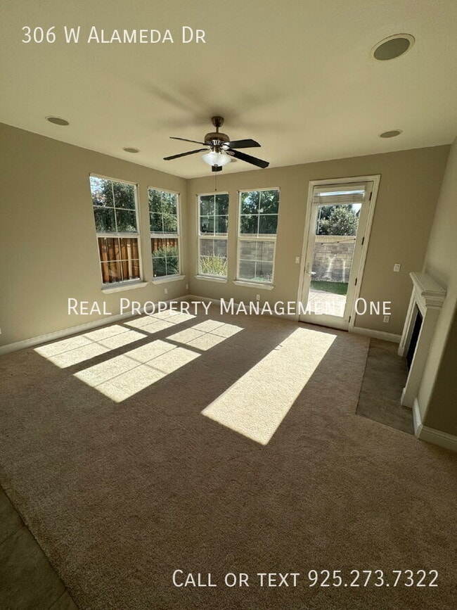 Building Photo - 306 W Alameda Dr