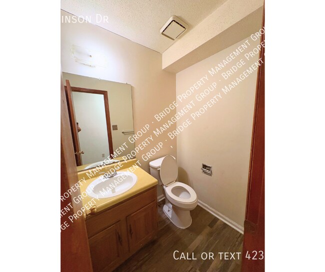 Building Photo - 6929 Robinson Dr