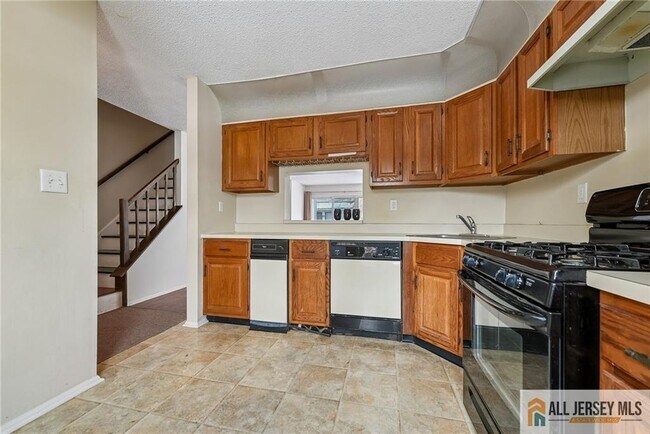 Building Photo - 8 Marsh Ct