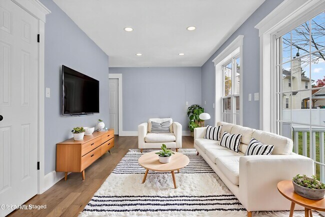 Building Photo - 716 Adams Cir