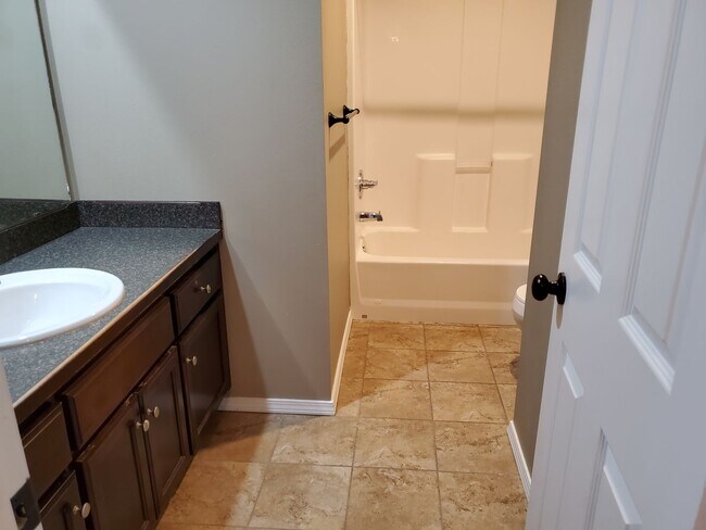 Building Photo - 3 Bedroom Home in South Springfield