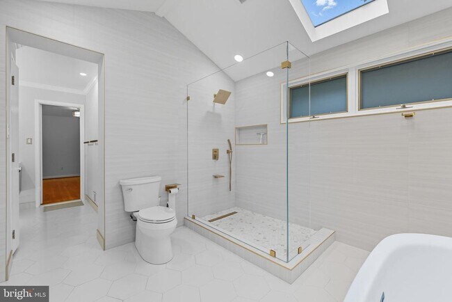 Building Photo - 6251 Lakeview Dr