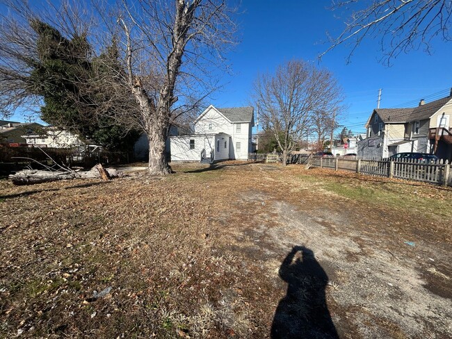 Building Photo - Newly Renovated 5 Bedroom 2 Bathroom Singl...