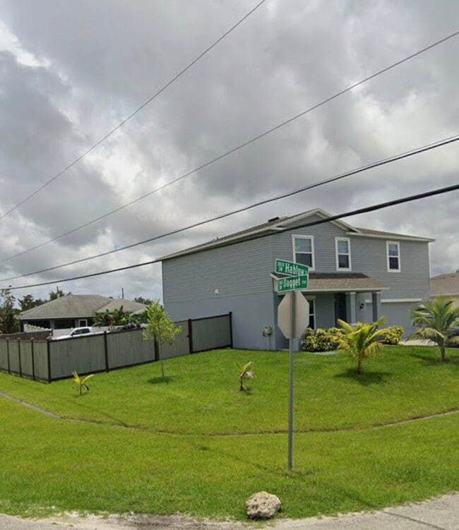 Building Photo - 3801 SW Hablow St