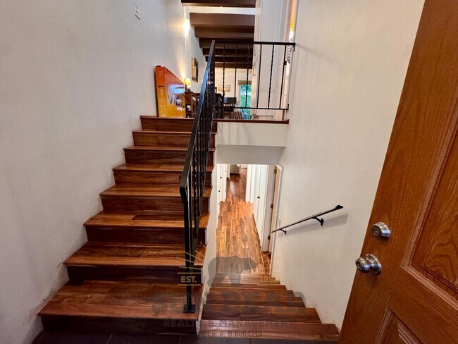 Building Photo - Beautiful furnished 3 bedroom! Great Location!