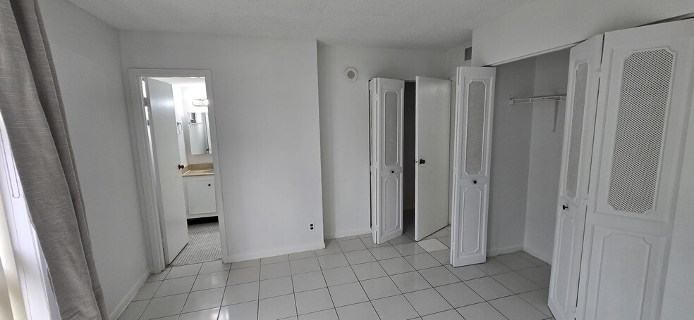 Master bedroom - 16919 N Bay Rd