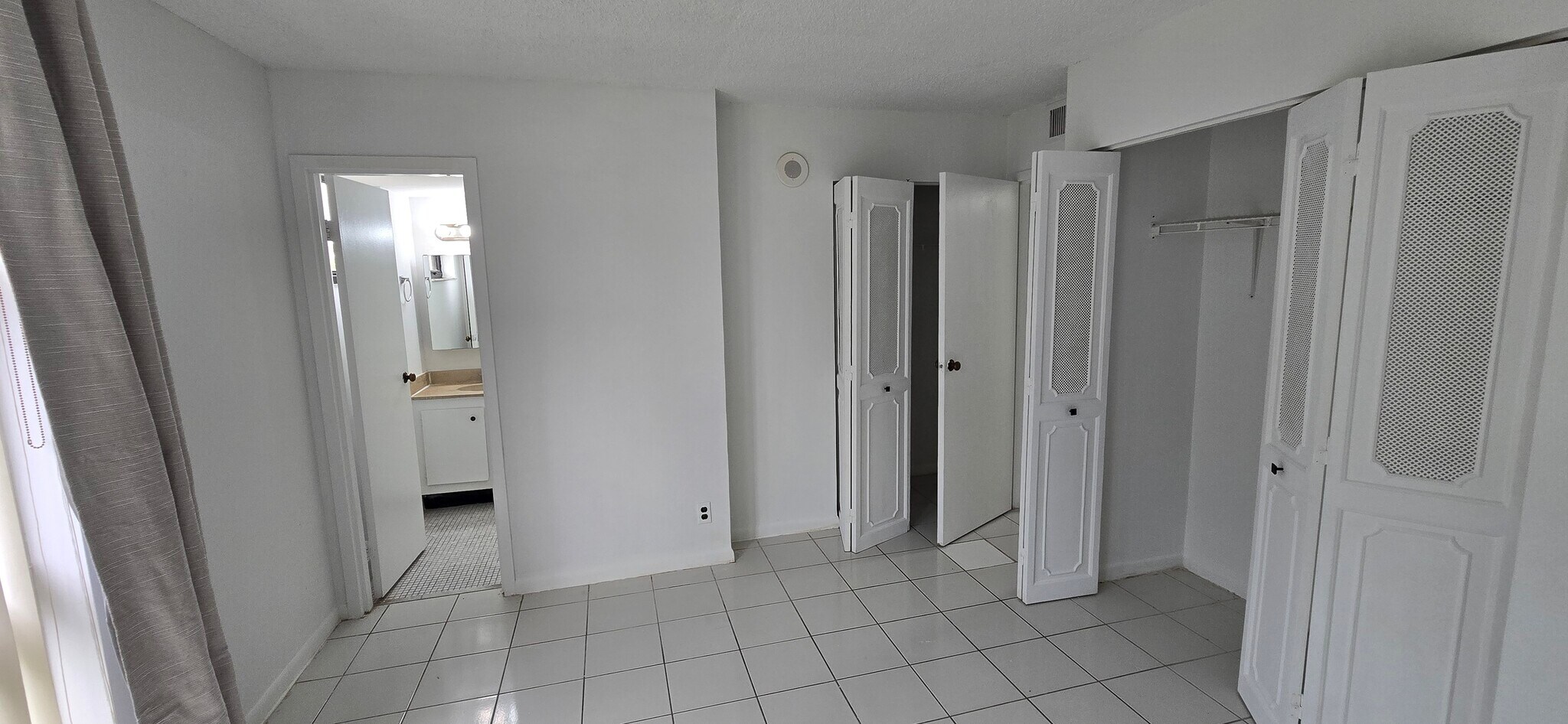Master bedroom - 16919 N Bay Rd