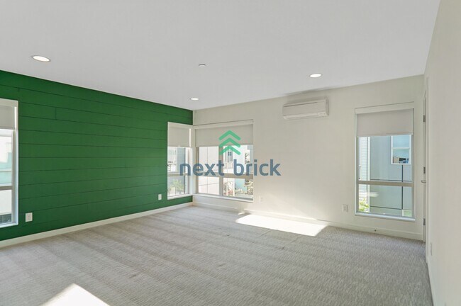 Building Photo - 3 BED & 3 BATH TOWNHOUSE FOR RENT
