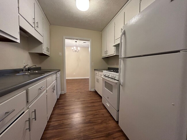 Building Photo - ST. ANDREWS CT - 101/103