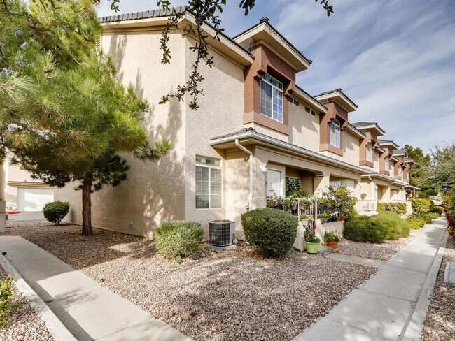 Building Photo - **SHORT TERM GATED LUXURY RENTAL** 3BDRM *2.5 BATH* 2 CAR GARAGE