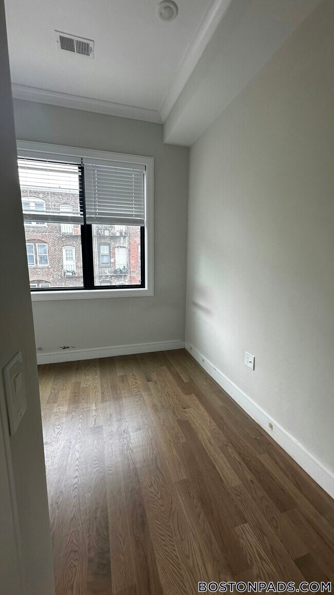 Building Photo - 16-18 HighGate St.